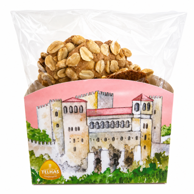 Pacote de biscoitos com amendoim em embalagem com desenho de castelo e logo TELHAS confeitaria.