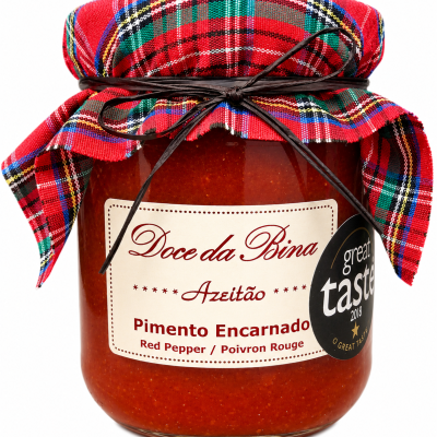 Frasco de doce de pimento encarnado com tampa coberta de tecido xadrez vermelho e rótulo branco