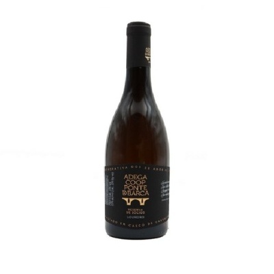Garrafa de vinho branco Adega Coop Ponte de Barca com rótulo preto e texto dourado