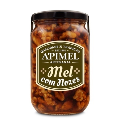 Frasco de vidro com mel e nozes e rótulo verde da marca Apimel