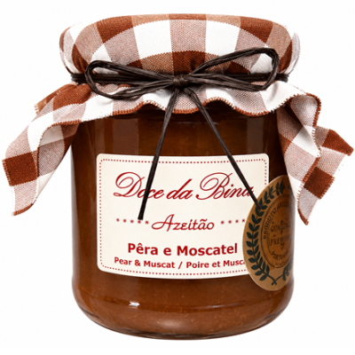 Frasco de compota Pêra e Moscatel Doce da Bina Azeitão com tampa coberta por tecido xadrez castanho e branco.