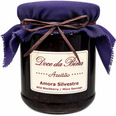 Frasco de doce de amora silvestre coberto com tecido roxo