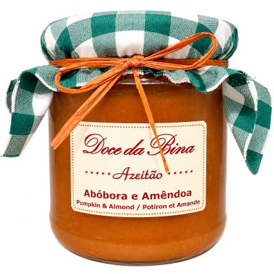 Frasco de doce de abóbora e amêndoa com tampa coberta por tecido xadrez verde e branco