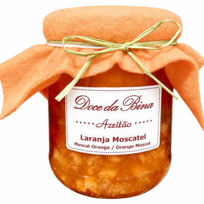 Frasco de doce de laranja Moscatel com tampa de tecido laranja e laço verde
