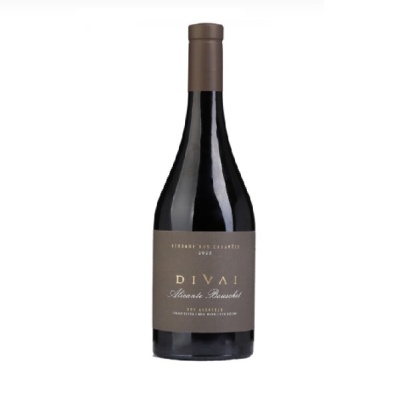 Garrafa de vinho tinto com rótulo castanho e texto em letras douradas