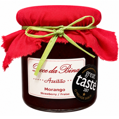 Frasco de compota de morango com tampa de tecido vermelho e laço verde