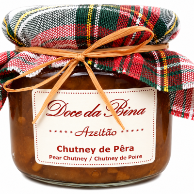 Frasco de chutney de pêra com tampa coberta por tecido xadrez colorido