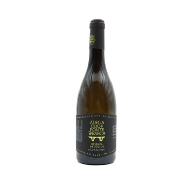 Garrafa de vinho branco Adega Coop Ponte da Barca com rótulo preto e amarelo