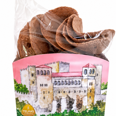 Pacote de bolachas finas castanhas com embalagem ilustrada com castelo