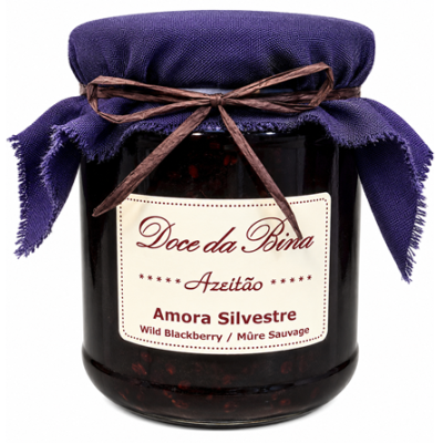 Frasco de doce de amora silvestre com tampa coberta por pano roxo