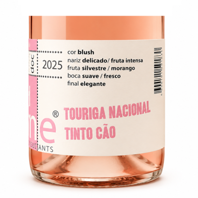 Garrafa de vinho rosé com rótulo branco e rosa com texto em português