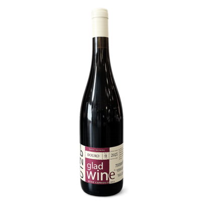Garrafa de vinho tinto Douro com rótulo branco e roxo