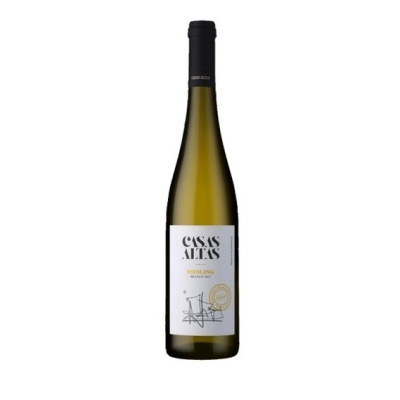 Garrafa de vinho branco Riesling Casas Altas com rótulo branco e cápsula preta