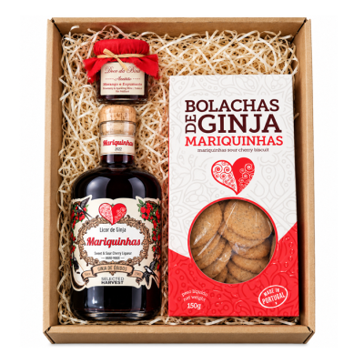 Conjunto com garrafa de licor de ginja e caixa de bolachas em caixa de cartão com enchimento de palha