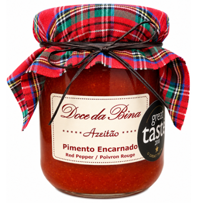Frasco de pasta de pimento vermelha com tampa de tecido xadrez e rótulo branco