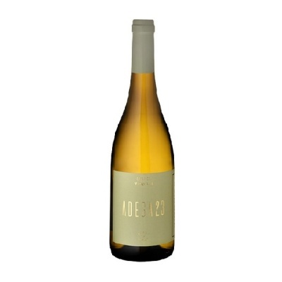 Garrafa de vinho branco com rótulo e texto ADEBA 23