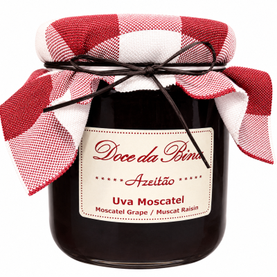 Frasco de doce de uva moscatel com tampa coberta por tecido vermelho e branco às quadrículas