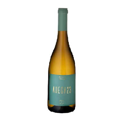 Garrafa de vinho branco com rótulo azul e texto dourado