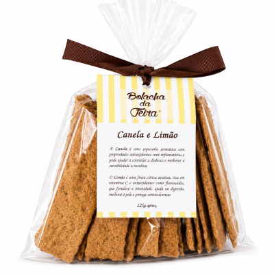Pacote de bolachas Canela e Limão com etiqueta e fita castanha