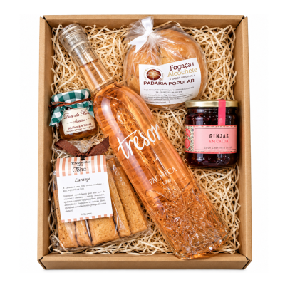 Conjunto de presente com vinho rosé, pão, bolachas, doce e ginjas em calda numa caixa de cartão