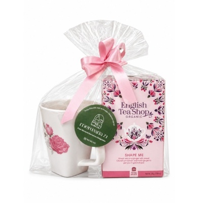 Conjunto de caneca com padrão de rosas e caixa de chá English Tea Shop Organic Shape Me, embrulhados com plástico transparente e fita rosa