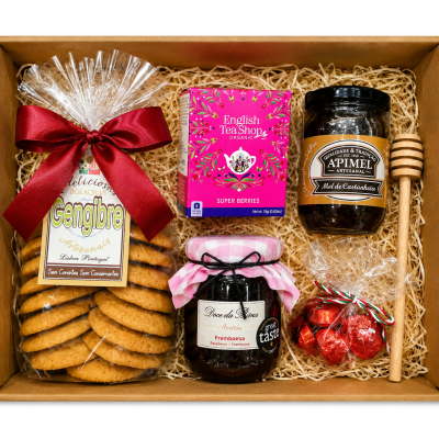Cesta gourmet com bolachas de gengibre, chá super berries, mel de castanheiro, doce de framboesa e bombons dentro de caixa