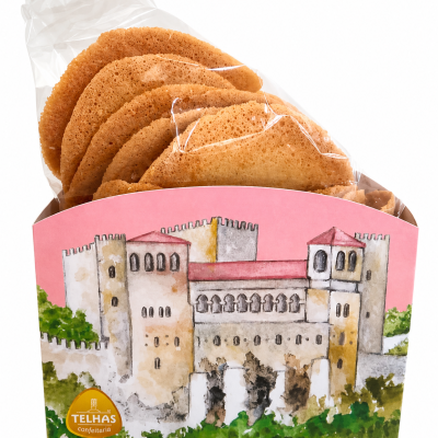 Pacote de bolachas finas e caixa decorada com ilustração de castelo
