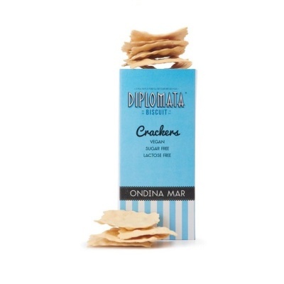 Caixa azul e branca com crackers finos bege claro