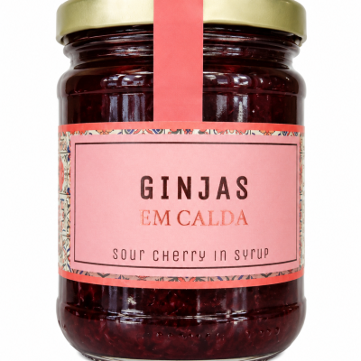 Frasco de ginjas em calda com rótulo rosa e tampa dourada
