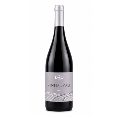 Garrafa de vinho tinto com rótulo cinzento e texto DÃO DOC VINHA NO VALE 2017