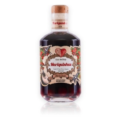Garrafa de licor de ginja Mariquinhas com rótulo colorido e tampa de cortiça