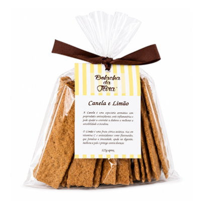 Pacote de bolachas de canela e limão com etiqueta amarela e branca