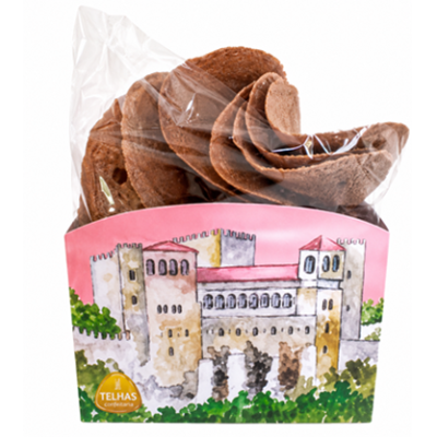 Telhas de chocolate em embalagem transparente com desenho de castelo e etiqueta TELHAS confeitaria.