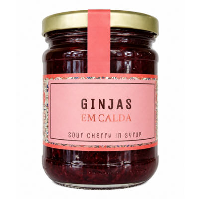 Frasco de vidro com ginjas em calda e rótulo rosa