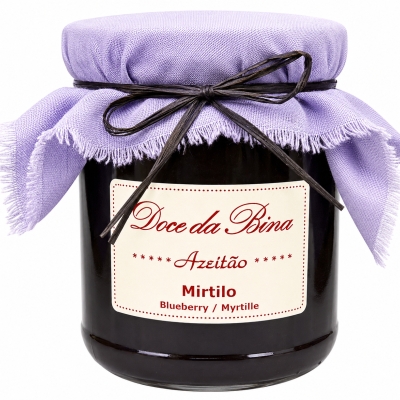 Frasco de doce de mirtilo com tecido lilás na tampa e rótulo com texto.