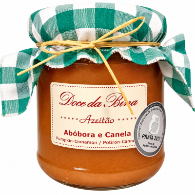 Frasco de doce de abóbora e canela com tampa de tecido xadrez verde e branco e selo prata 2017.