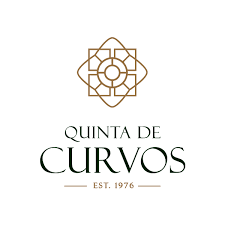 Logotipo com símbolo geométrico castanho e texto QUINTA DE CURVOS EST. 1976