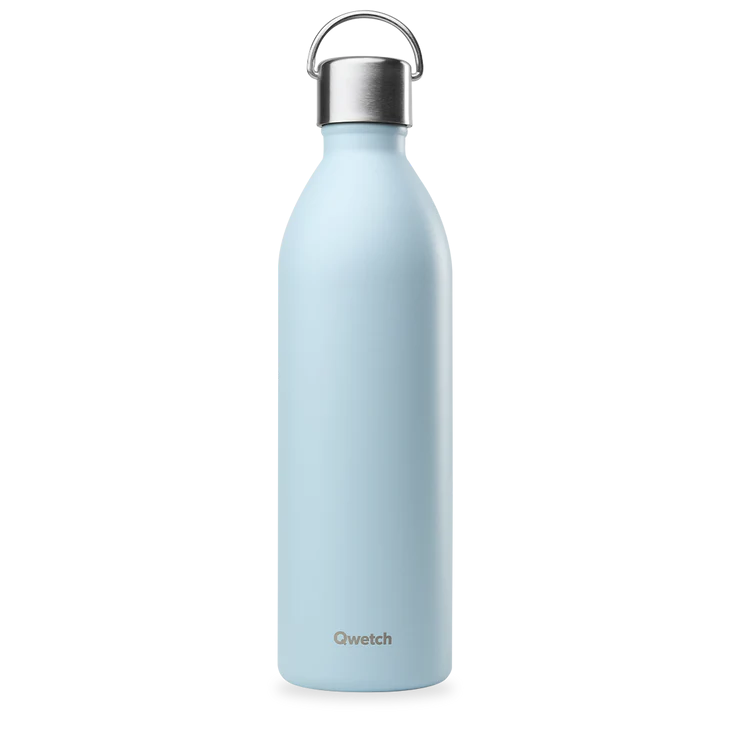 Garrafa Isotérmica ACTIVE Matt Azul Pastel 1L - Qwetch Garrafa de água azul claro mate com tampa prateada e logotipo Qwetch
