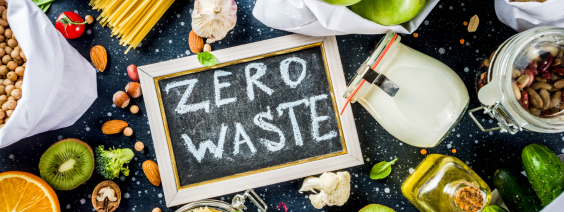 Alimentos embalados a granel e quadro-negro com texto ZERO WASTE