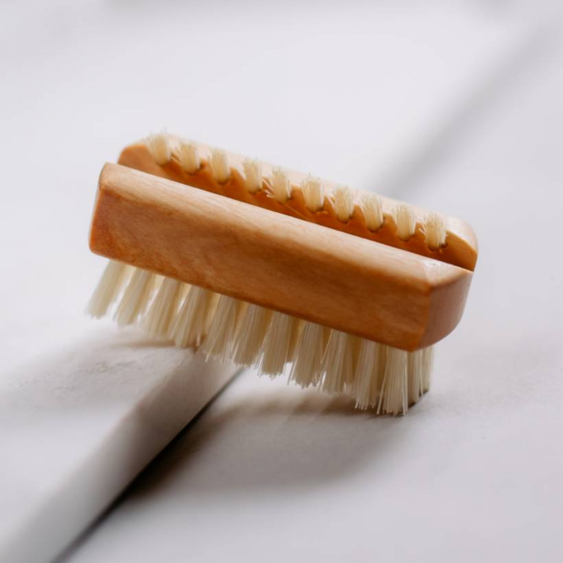 Escova para Unhas - Croll & Denecke Escova de unhas de madeira com cerdas brancas sobre superfície branca