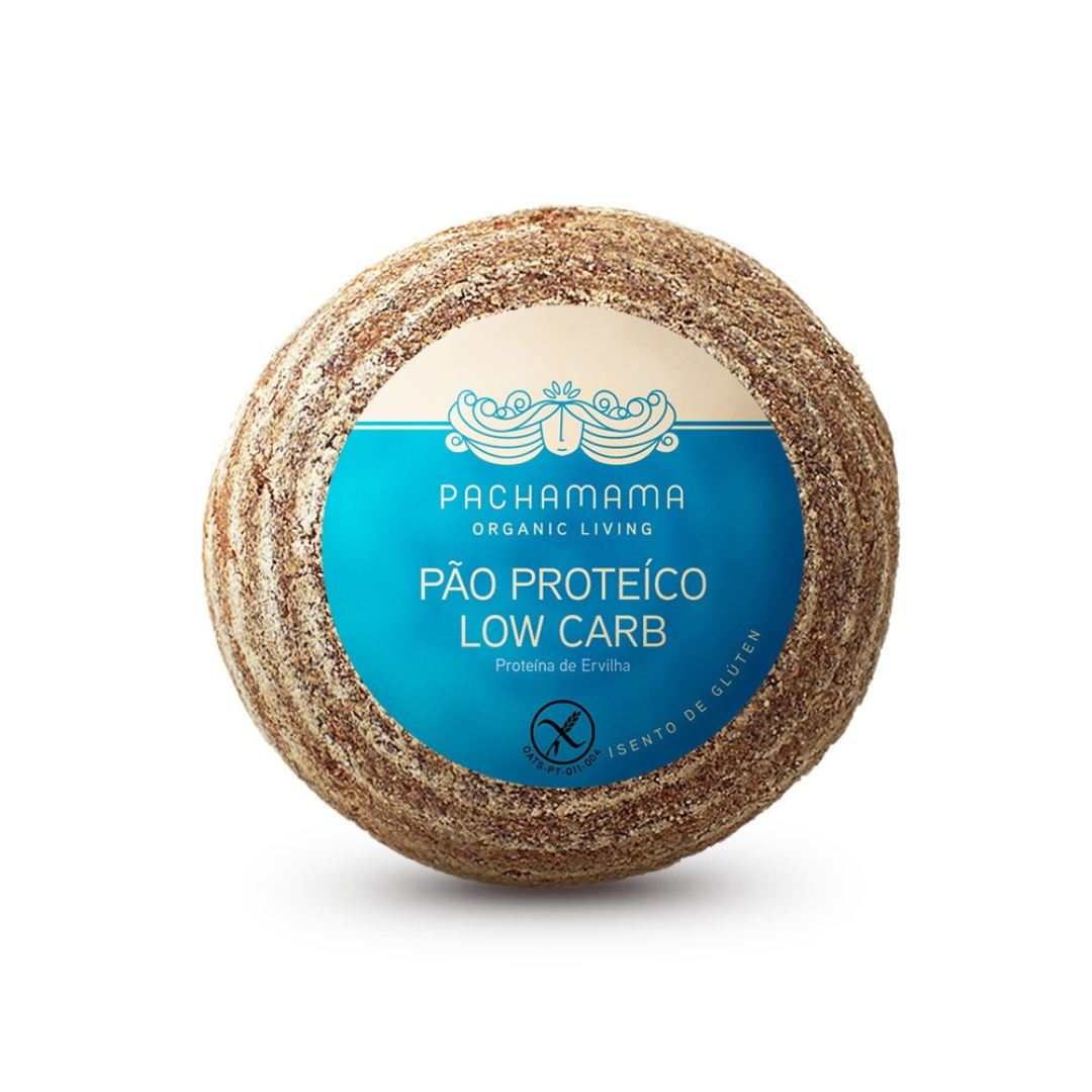 Pão Proteico Low Carb 300g Pachamama Pão redondo low carb com etiqueta azul e crosta polvilhada