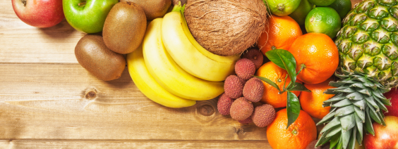 Frutas variadas sobre mesa de madeira