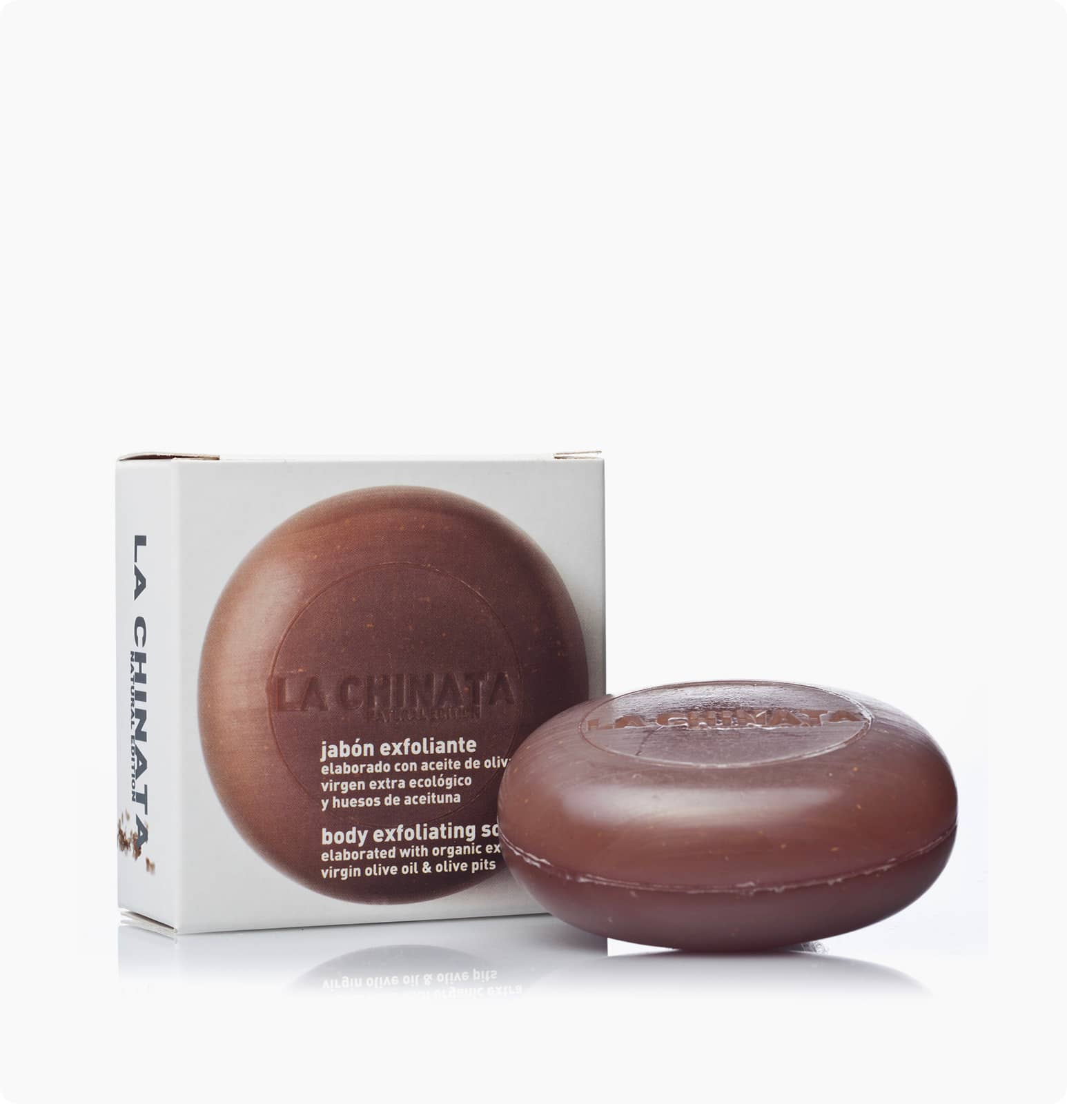 Sabonete Esfoliante 100g - La Chinata Sabonete esfoliante castanho com embalagem branca e texto em espanhol e inglês