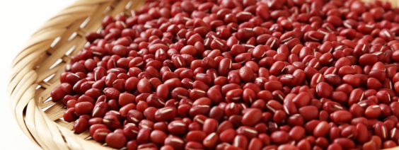 Feijão vermelho numa peneira de madeira