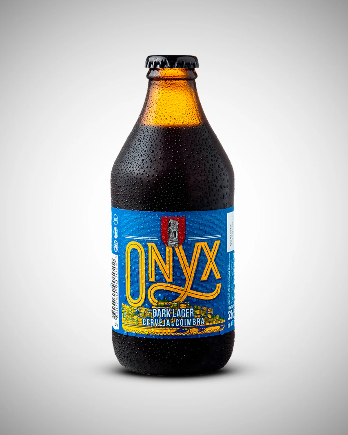 Cerveja Onyx 33cl - Praxis Garrafa castanha de cerveja Onyx Dark Lager com rótulo azul e texto amarelo e branco isolada