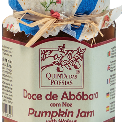 Frasco de doce de abóbora com noz com tampa decorada e rótulo com texto em português e inglês