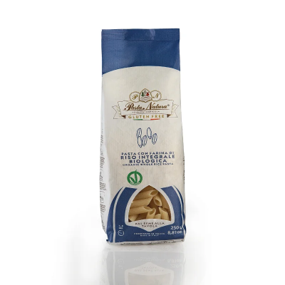 Pacote de massa penne biológica sem glúten feita com farinha de arroz
