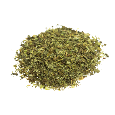 Pilha de folhas secas picadas verdes sobre fundo branco