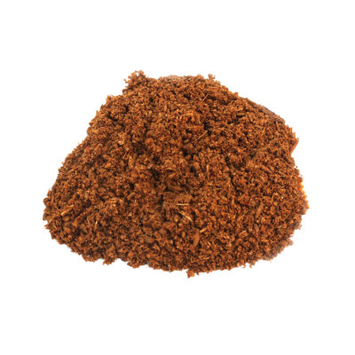 Especiaria moída castanha avermelhada em monte sobre fundo branco