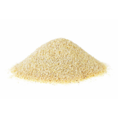 Montinho de sêmola fina dourada sobre fundo branco